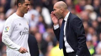 Zidane mientras le da instrucciones a Cristiano en el césped del estadio Santiago Bernabéu.
