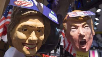 Máscaras con la imagen de los candidatos presidenciales se venden en un puesto de la ciudad de Arlington, Virginia.