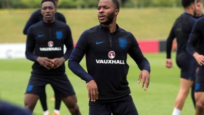 Raheem Sterling entrenando con la selección inglesa. Foto AFP
