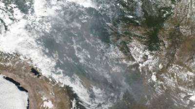 Esta imagen en color natural muestra el humo e incendios en varios estados de Brasil. Foto: AFP