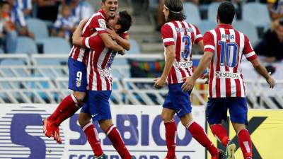 David Villa es felicitado por sus compañeros.