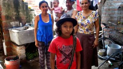 Fotografía del 23 de noviembre de 2016, de Diego Izquierdo, un niño indígena colombiano de la tribu de los Arhuaco, quien posa junto a la familia que lo acogió en su casa de Valledupar, Colombia. EFE