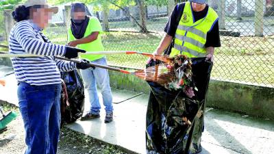 Tres personas que fueron castigadas por los tribunales cumplen con su trabajo comunitario.