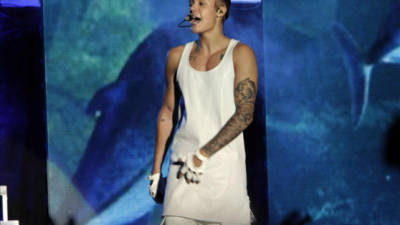 El cantante canadiense Justin Bieber se presenta durante un concierto en el Jockey Club en Asunción (Paraguay). EFE