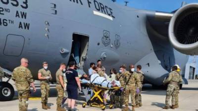 Justo después del aterrizaje, militares estadounidense ayudaron en el parto dentro del avión.