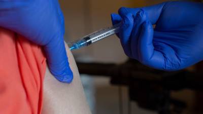 Una persona es vacunada contra la covid-19.