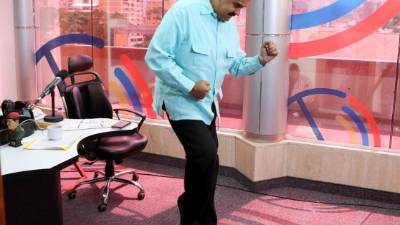 Maduro baila mientras aumenta la tensión contra la oposición. AFP.