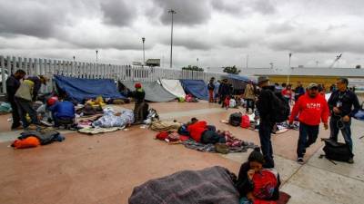 Miembros de la caravana de migrantes centroamericanos descansan en un predio de la ciudad de El Chaparral, en la ciudad fronteriza de Tijuana. EFE