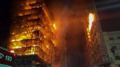 El edificio de 24 pisos se derrumbó tras ser consumido por un feroz incendio./AFP.