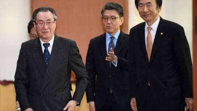 El ministro de exteriores surcoreano, Yun Byung-Se camina junto a Wu Dawei (izq.), Representante especial de China para asuntos coreanos. / AFP PHOTO / POOL / JUNG Yeon-Je