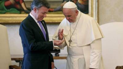 El papa Francisco conversa con el presidente de Colombia, Juan Manuel Santos, durante una audiencia privada en el Vaticano, el 15 de junio de 2015. EFE