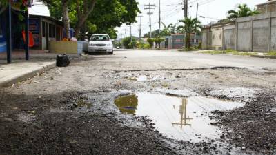 El agua lluvia cubre los baches formados en la 4 calle, avenida Circunvalación, de la colonia Hipódromo, lo que provoca que en horas de la noche los motoristas no se percaten del peligro que representan.