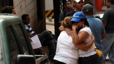 Los familiares de las dos víctimas llegaron ayer a la morgue.
