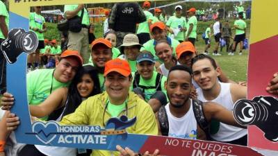 El presidente Juan orlando Hernández en las actividades ayer por la mañana con miles de personas que recorrieron los senderos del parque nacional La Tigra, en el distrito Central.