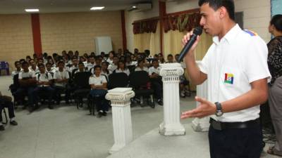 Jerson Trigueros expuso a sus compañeros el discurso con el que participó.