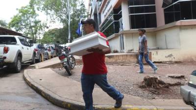 Momento en que los familiares del padre del bebé abortado reclamaron el cuerpo en la morgue capitalina.