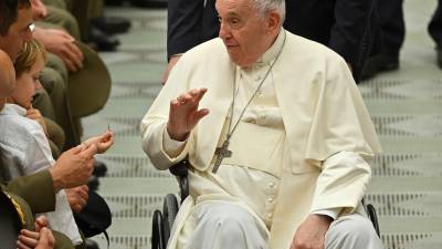 El Papa Francisco se desplaza en silla de ruedas por un problema de rodilla para el que ya recibe tratamiento.
