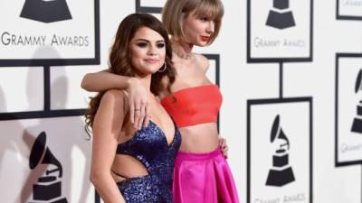 Más allá de las rivalidades como cantantes pop, Taylor Swift y Selena Gómez llegaron juntas a la ceremonia de los premios Grammy 2016 y se lucieron en la alfombra roja.