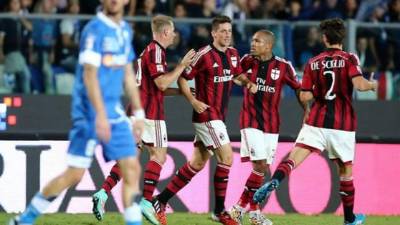 Fernando Torres celebra su primer gol con el Milan.