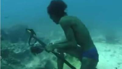 Conoce la habilidad de este hombre pescador que es capaz de mantener la respiración por cinco minutos en las profundidades del mar haciendo actividades como caminar, nadar y pescar comodamente. Foto YouTube