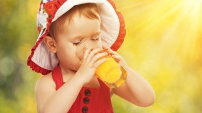Los pequeños se benefician con el consumo de jugo natural.