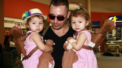 Polache junto a sus hijas.