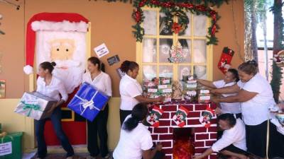 Los empleados han demostrado toda su creatividad y esfuerzo en las decoraciones de las puertas. Foto: Yoseph Amaya