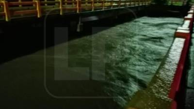 El puente a la altura del canal Maya en La Lima, Cortés. La Policía cerró el paso en el canal Maya por crecida del río Chamelecón.