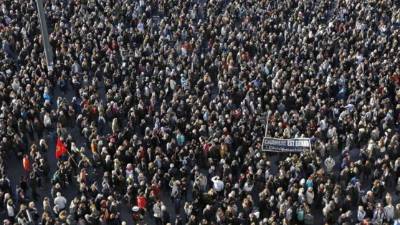 Una multitud de personas participa hoy en Marsella en una marcha silenciosa contra los atentados en París. Foto EFE.