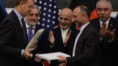 Representantes de Estados Unidos y Afganistán firmaron el acuerdo en el Palacio Presidencial de Kabul.
