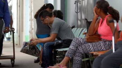 Familiares en la sala de espera del IHSS