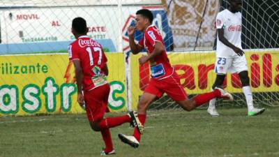 César Zelaya festeja su gol que significó el 2-0.
