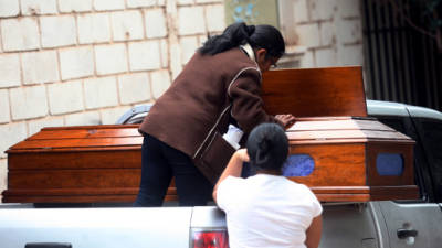 Parientes identificaron a las víctimas la tarde de ayer en la morgue de Medicina Forense en Tegucigalpa.