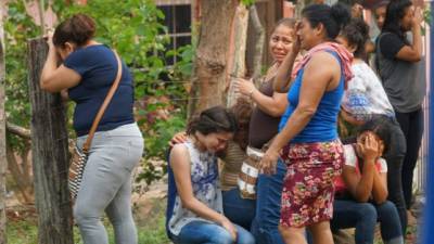 Familiares de los tres occisos llegaron al lugar y lloraron la muerte de sus parientes.