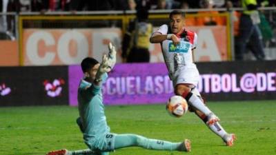 El delantero hondureño Roger Rojas vivió una pesadilla en el clásico de Costa Rica que finalizó empatado 0-0 entre el Saprissa y Alajuelense. El catracho fue el villano al fallar una clara ocasión para ganar sobre los minutos finales.