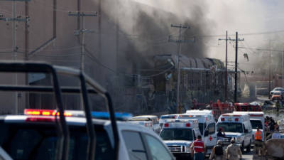 Ambulancias llegan al lugar de la explosión en una fábrica de de dulces.