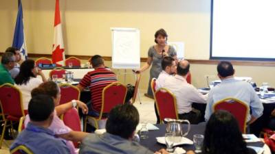 Una conferencista diserta sobre las prácticas de abastecimiento de RSE a las mipymes. Foto: Franklyn Muñoz