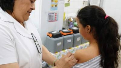 Al Miguel Paz Barahona acuden a vacunar a las niñas. La vacuna, que es de dos dosis, está en todos los centros de salud.