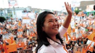 Keiko Fujimori saluda a sus seguidores en un momento de la jornada electoral del pasado 10 de abril.
