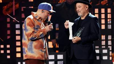 El rapero Residente le entrega el premio a mejor album de salsa a Rubén Blades.