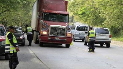 Agentes de tránsito dan vía en el segundo anillo de San Pedro Sula.