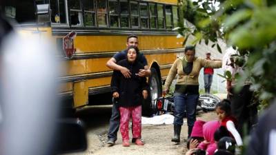 En el lugar del accidente, una doliente llora por la muerte de la niña Natalie Daniela Marroquín.