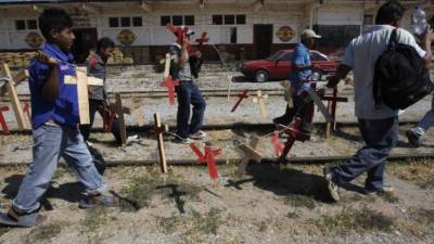 Decenas de migrantes protestas por la poca seguridad que les ofrecen las autoridades mexicanas.