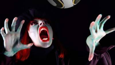 El tema de la superstición lo hayamos en cualquier lado, pero en el ámbito futbolístico, es algo de lo más común; los equipos y jugadores llevan a cabo ciertas prácticas para romper con esas cábalas de mala fortuna y así, poder alzarse con la victoria. Pero la suerte, por alguna extraña razón, ha abandonado a algunos equipos, quienes a pesar de su esfuerzo, no logran conseguir el objetivo. Hoy repasamos las maldiciones que persiguen a algunos equipos.