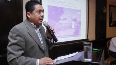El aspirante del Pinu, Allan Moreno, al presentar su plan de gobierno.