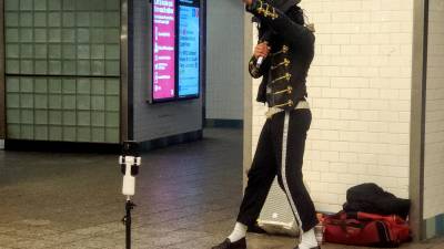 Un imitador de Michael Jackson baila en la estación de metro de Time Square en Nueva York (EEUU).