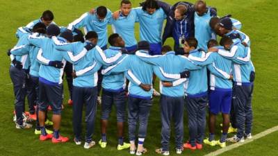 Los jugadores de la Selección de Honduras oran antes de sus entrenamientos en Curitiba.
