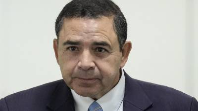 El congresista de Texas, Henry Cuellar, fue despojado de su auto por tres asaltantes en las afueras de su residencia en Washington.