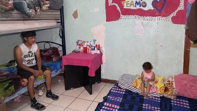 Un hombre descansa en el albergue “Pan de Vida” en Ciudad Juárez (México).