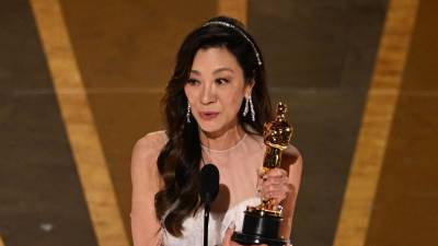 La actriz asiática Michelle Yeoh tras recibir el Oscar
